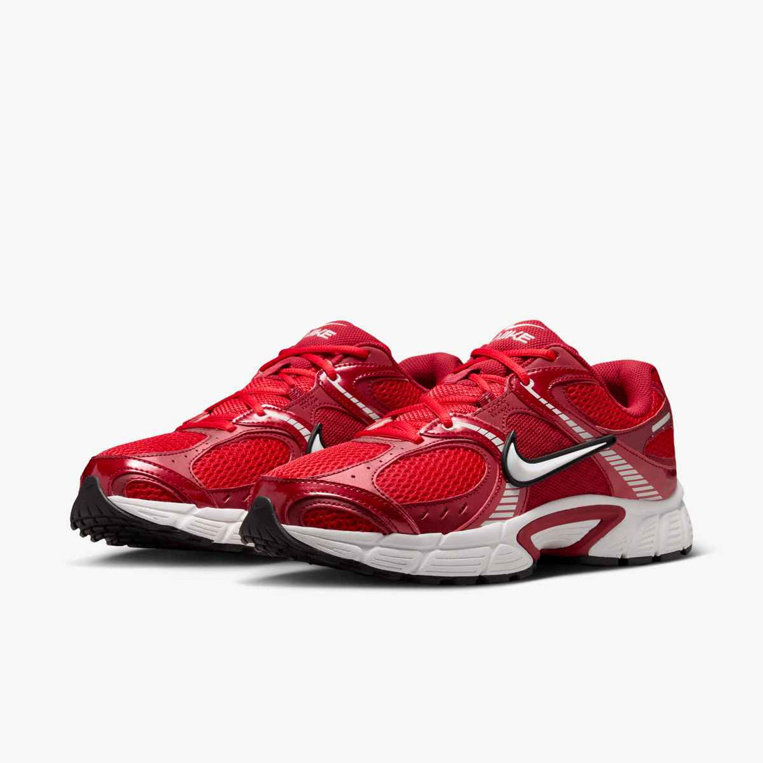NIKE Nike V5RNR Shoes Sneaker in Red- Product view